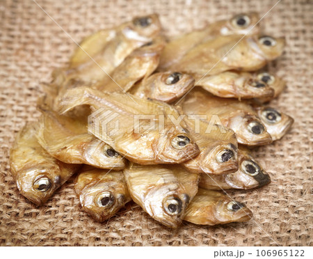 Dried Elongate glassy perchlet 106965122