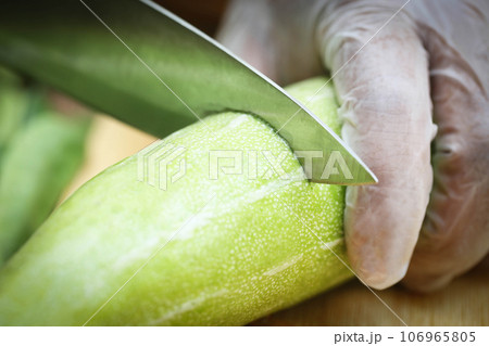 Cutting snake gourd Cutting snake gourd 106965805