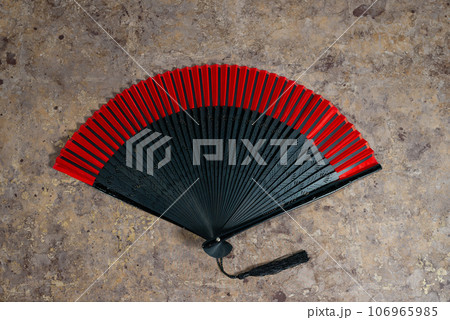 和風イメージの扇子 106965985