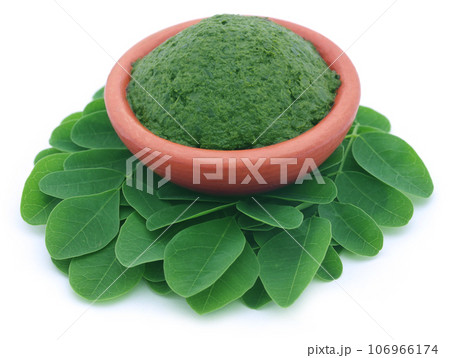Edible moringa leaves with mashed ones in a pottery 106966174