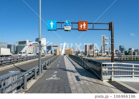 東京都中央区、築地大橋の歩道と自転車道 東京都中央区、築地大橋の歩道と自転車道 106966196