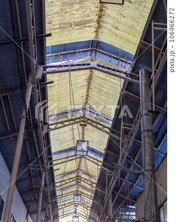 商店街の古いアーケード 商店街の古いアーケード 106966272