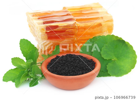 Honey with holy basil gotu kola and nigella 106966739