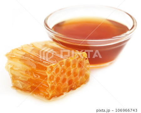 Honey comb with honey in a glass bowl 106966743