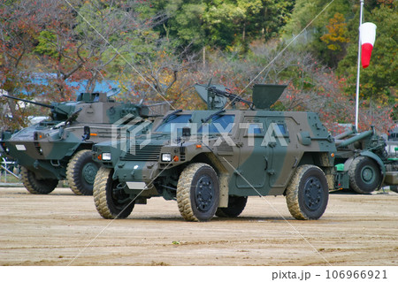 訓練展示に参加する陸上自衛隊の軽装甲機動車 106966921