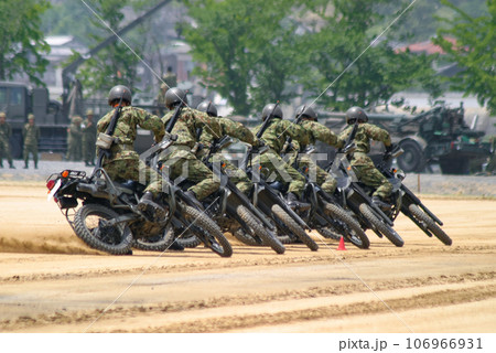 オートバイドリルで演技する陸上自衛隊の偵察隊 オートバイドリルで演技する陸上自衛隊の偵察隊 106966931