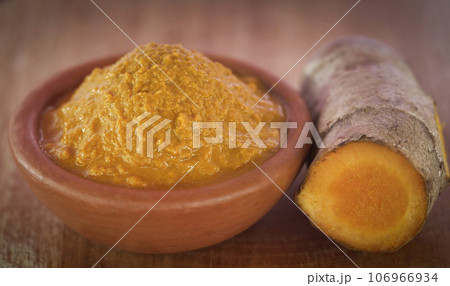 Mashed turmeric in a clay bowl 106966934