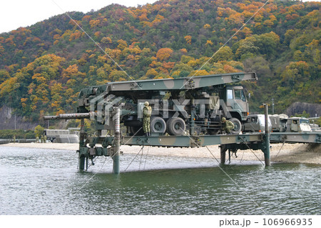 渡河訓練で架橋作業中の陸上自衛隊 渡河訓練で架橋作業中の陸上自衛隊 106966935