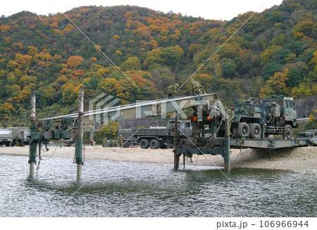 渡河訓練で架橋作業中の陸上自衛隊 渡河訓練で架橋作業中の陸上自衛隊 106966944