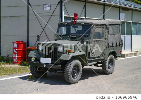駐車中の陸上自衛隊小型トラック 駐車中の陸上自衛隊小型トラック 106966946