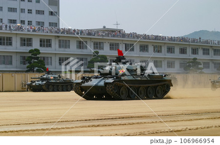 訓練展示で突撃する陸上自衛隊の74式戦車 106966954
