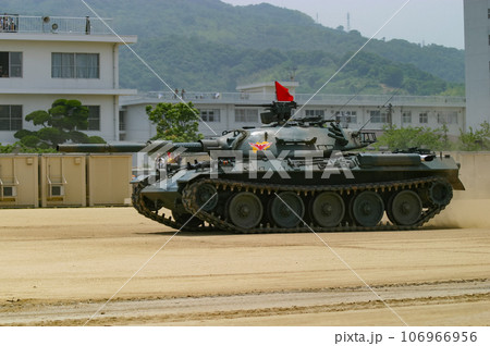 訓練展示で突撃する陸上自衛隊の74式戦車 106966956