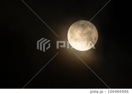 スーパーブルームーン現象の月 スーパーブルームーン現象の月 106966986