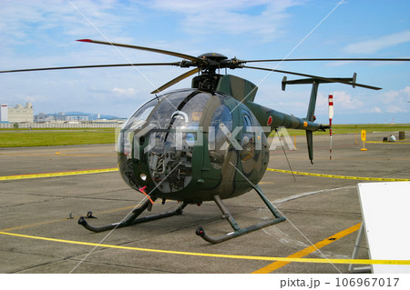 展示される陸上自衛隊の小型ヘリコプター OH-6D 106967017