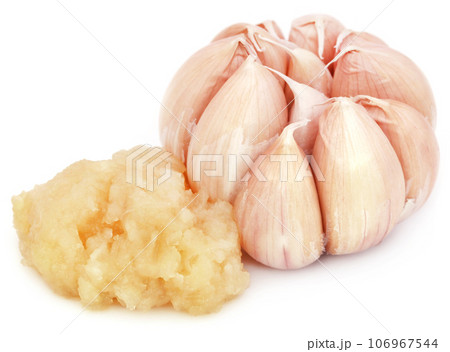 Crushed garlic with whole ones 106967544
