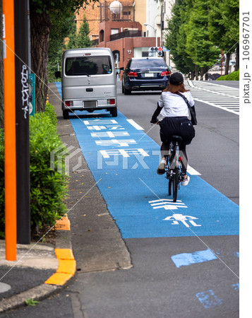 普通自転車専用通行帯に駐車している自動車 106967701