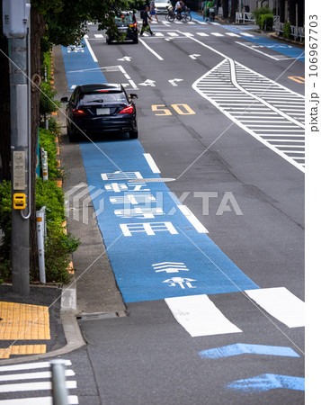 普通自転車専用通行帯に駐車している自動車 普通自転車専用通行帯に駐車している自動車 106967703