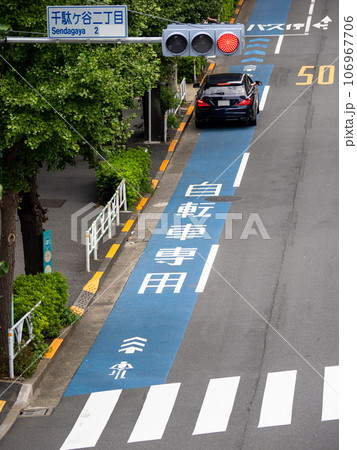 普通自転車専用通行帯に駐車している自動車 普通自転車専用通行帯に駐車している自動車 106967706