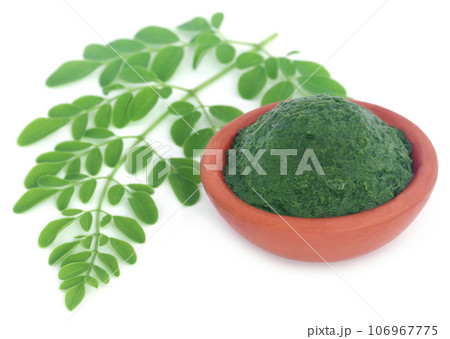 Edible moringa leaves with ground paste 106967775