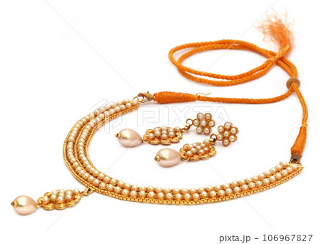 Indian necklace of gold and pearls 106967827