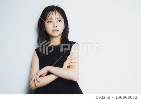 黒のノースリーブの女性 106968052