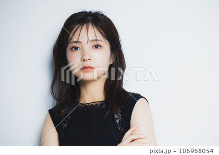 黒のノースリーブの女性 106968054