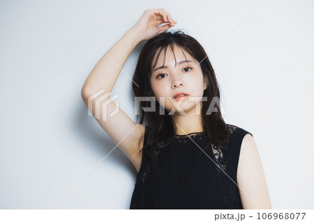 黒のノースリーブの女性 106968077