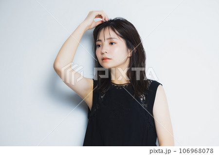 黒のノースリーブの女性 106968078