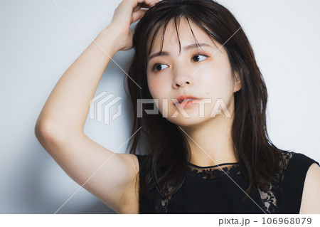黒のノースリーブの女性 106968079