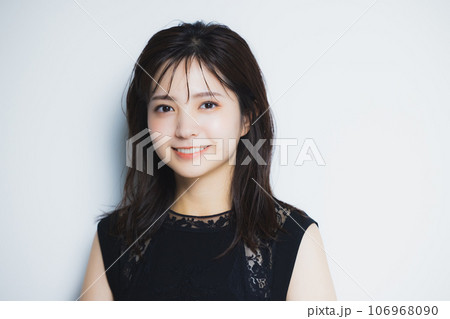 黒のノースリーブの女性 黒のノースリーブの女性 106968090