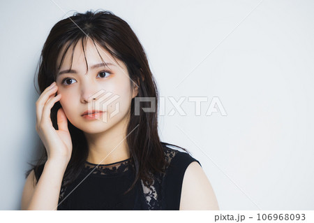黒のノースリーブの女性 106968093