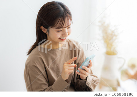 茶色のブラウスの女性 茶色のブラウスの女性 106968190