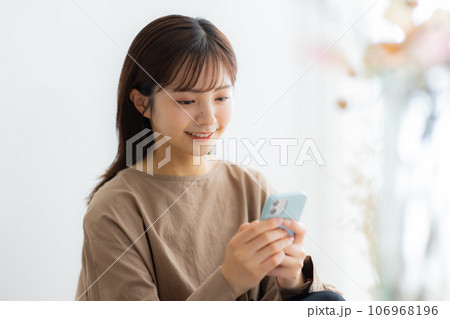 茶色のブラウスの女性 茶色のブラウスの女性 106968196