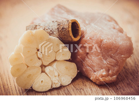 Raw beef with garlic and cinnamon 106968456