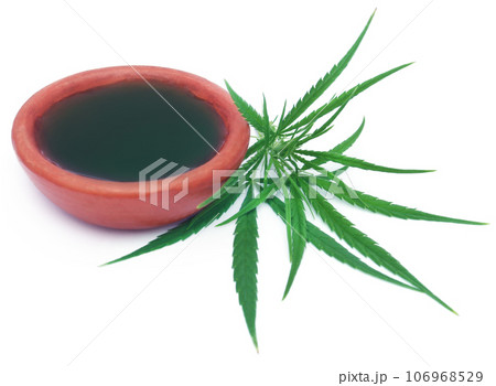 Medicinal cannabis leaves with extract Medicinal cannabis leaves with extract 106968529