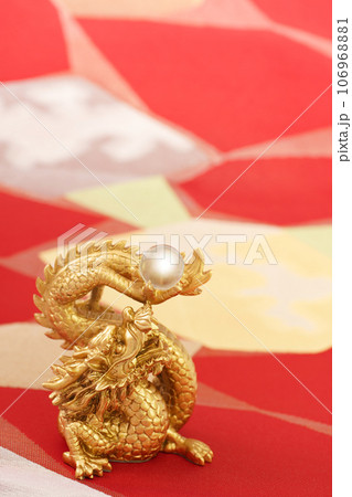 辰年 年賀素材 宝珠を掲げる金色の龍 和柄バック 辰年 年賀素材 宝珠を掲げる金色の龍 和柄バック 106968881