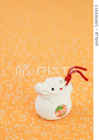 辰年 年賀素材 白色の辰の置物 花柄バック 辰年 年賀素材 白色の辰の置物 花柄バック 106968915