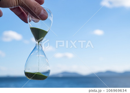 砂時計を持つ 106969634