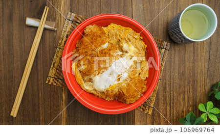 使い捨て容器に入ったテイクアウトのカツ丼　イメージ 106969764