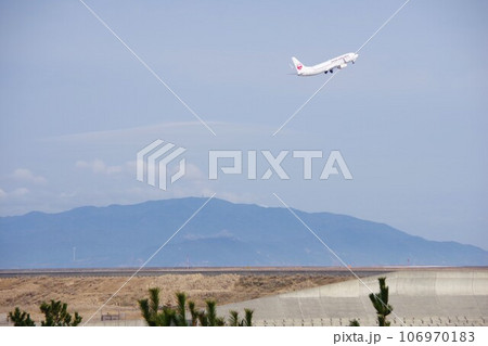 徳島県松茂町　徳島阿波おどり空港から飛び立つ飛行機と淡路島 106970183