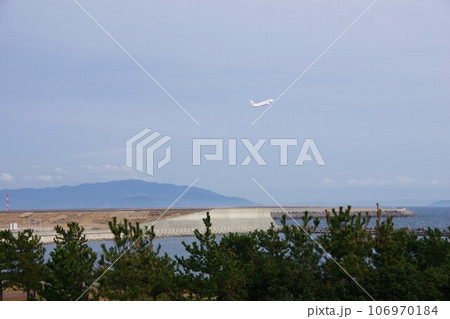 徳島県松茂町 徳島阿波おどり空港から飛び立つ飛行機 徳島県松茂町 徳島阿波おどり空港から飛び立つ飛行機 106970184