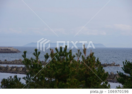 徳島県松茂町　月見ヶ丘海浜公園から沼島を望む 106970196