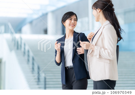オフィスに通勤する若いビジネスウーマン 106970349