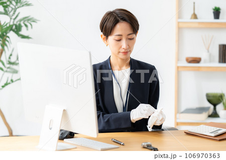 腕時計を査定する鑑定士 腕時計を査定する鑑定士 106970363