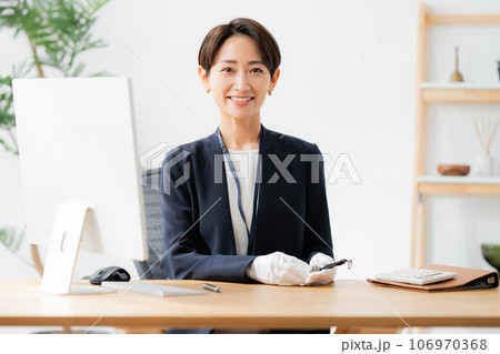 腕時計を査定する鑑定士 106970368