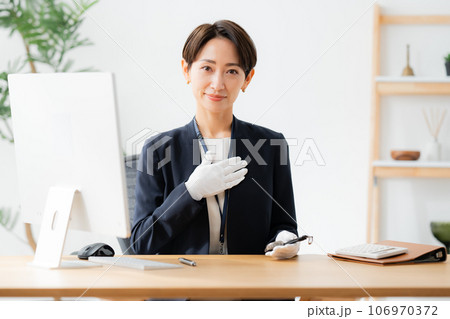 腕時計を査定する鑑定士 腕時計を査定する鑑定士 106970372