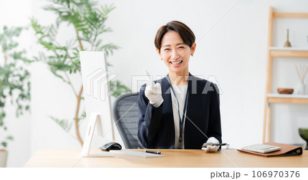 腕時計を査定する鑑定士 106970376