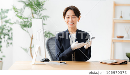 腕時計を査定する鑑定士 腕時計を査定する鑑定士 106970378