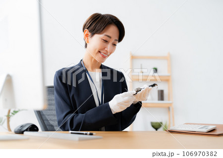 腕時計を査定する鑑定士 腕時計を査定する鑑定士 106970382