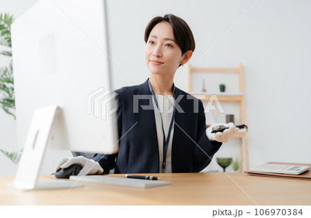 腕時計を査定する鑑定士 106970384